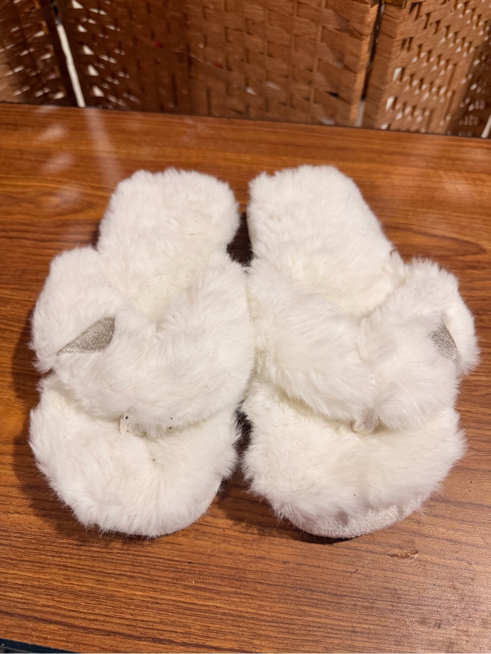 Cozy Women's Faux Fur Slippers - White